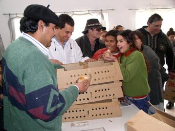 Andres Román entregando pollitos en el Proseal (archivo)
