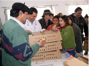 Andres Román entregando pollitos en el Proseal (archivo)	 	 