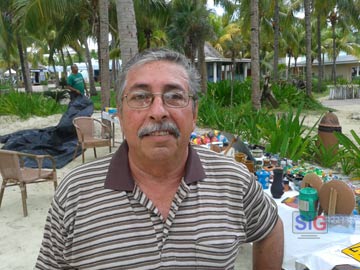  Rafael desde la apariencia con sus artesanías, momentos antes que se largara un chubasco 