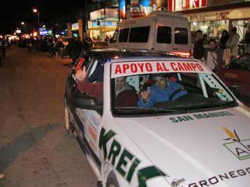 Esteban Dominguez – Pablo Bertinat con su VW Gol reciben el saludo de los presentes       