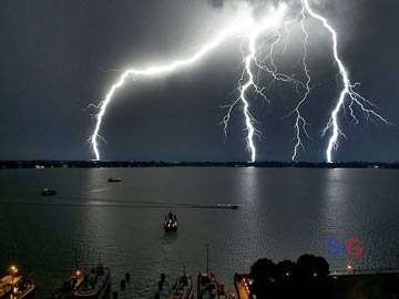 Descarga atmosférica sobre la costa