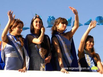 Silvina acompañada de sus princesas, en el desfile de este domingo