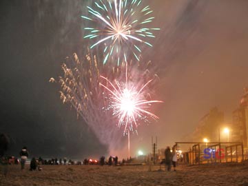 Los fuegos artificiales iluminaron la playa en la zona céntrica. Fin de fiesta