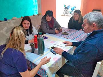 Rey visitò a las mujeres de los ex choferes de 