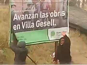 Mientras Barrera niega los fondos para obras, rompen carteles con impunidad
