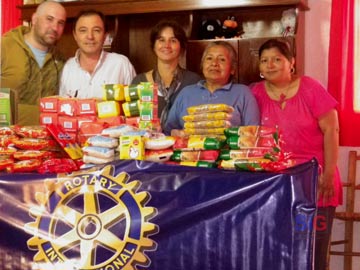 Los rotarios Luis Gómez y Sebastián Pavan entregando la mercaderia al comedor.