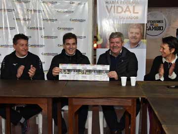 Selfie de campaña: Ritondo, Baldo e integrantes de la lista eternizan el momento en selfie