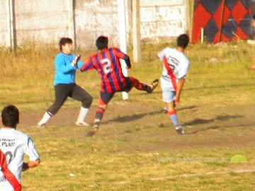 Damian Gomez marca el segundo tanto, en el segundo tiempo