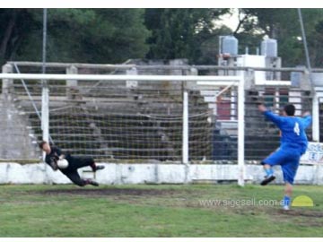 Francisco Gimenez ataja uno de los penales decisivos (foto getileza Gesell al Día)