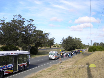 peregrinos y acompañantes en plena ruta