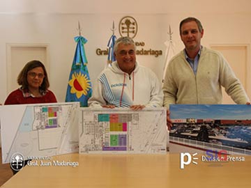Simiele, de la Riega y el intendente Santoro con las imàgenes del proyecto