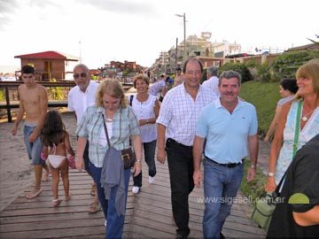 Ernesto Sanz y una recorrida por la rambla geselina (foto de archivo)