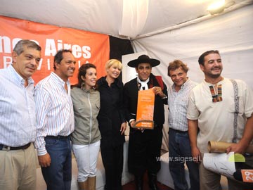 El Gobernador Scioli con el Chaqueño Palavecino (foto Prensa Gobernacion)