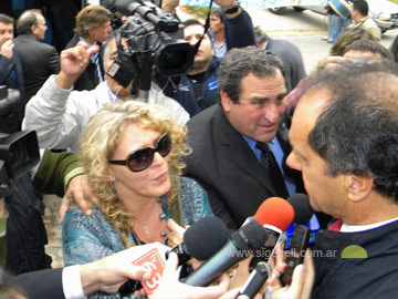 Scioli hace declaraciones en la puerta del vehiculo que lo trasladó..