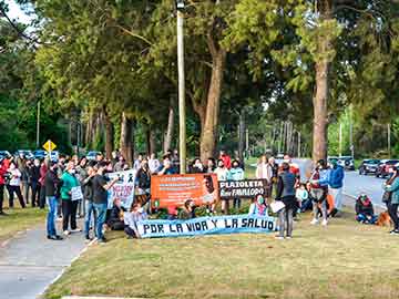 Una imágen de la sentada en la Plazoleta Favaloro (foto gentileza porlatres.com)