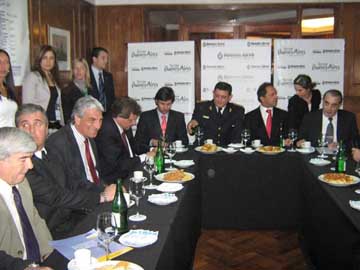 Una imágen de la reunión (Foto Pionero de La Costa)