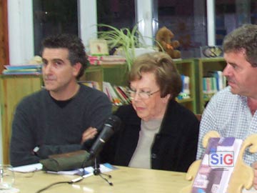 Fernando Spiner junto a su mamá y el ex intendente Baldo en la Biblioteca (archivo)