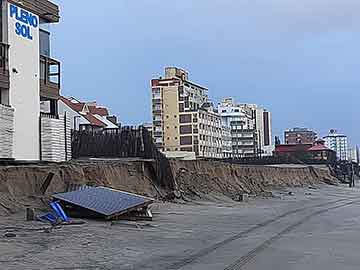 A dias de la sudestada, el Concejo aprueba 5.5 metros más sobre la playa