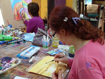 Alumnas en pleno proceso creativo
