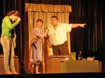 Eda Quintela, Rosalía Cocco y Gustavo Tolosa en escena            