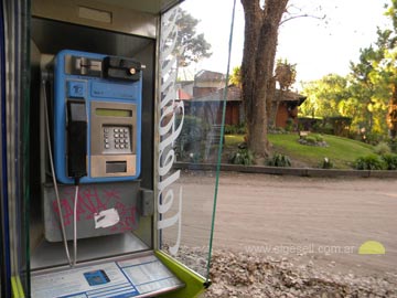 este es el telefono público ubicado en 304 y 205, de Barrio Norte
