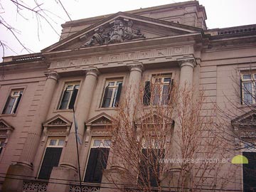 Fachada de los Tribunales de Dolores. El tema playa suma más errores