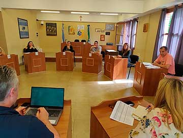 La venta ambulante está prohibida, aun así el Municipio entrega permisos a manteros