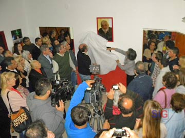 Salas y Mabel Leguizamon descubren la placa y la imágen de Tito