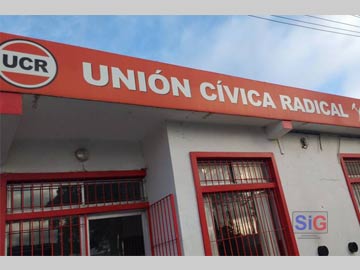 El frente de la Casa Radical esta noche: festejos