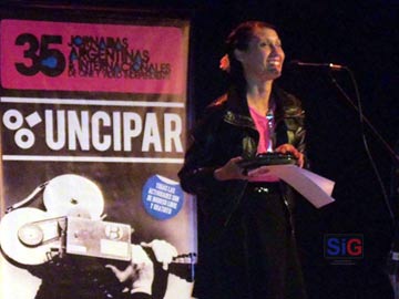 Mónica Lairana agradecela distinción (Foto M Benitez)