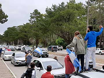 Numerosos jóvenes participaron de la convocatoria, y organizaron la bienvenida