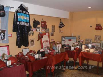 Colgar la bata: la del artillero geselino lucía en la entrada