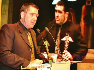 Alejandro Viale a la hora de recibir el galardón, en el Teatro Coliseo Podestá de La Plata