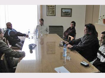 Villamón, el Intendente Mircovich y parte de su gabinete (prensa M.Gral Madariaga)