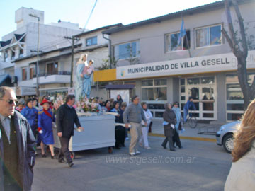 Imágen de archivo: la procesión frente a la Municipalidad