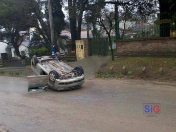 Así quedó el automovil, en setido contrario a la circulación